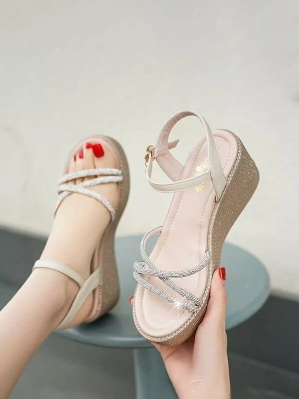 Sandalias de plataforma con tacón de cuña para mujer de verano, sandalias de playa informales con brillantes diamantes de imitación, zapatos adecuados para combinar con ropa al aire libre en verano.