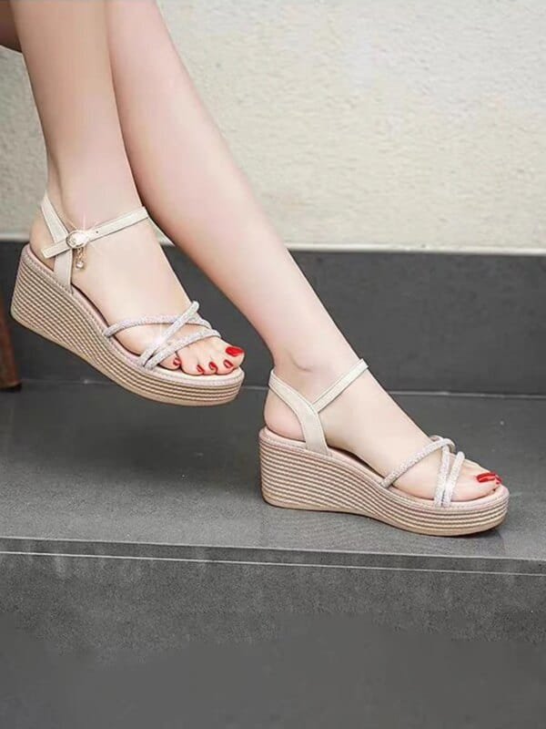 Sandalias de plataforma con tacón de cuña para mujer de verano, sandalias de playa informales con brillantes diamantes de imitación, zapatos adecuados para combinar con ropa al aire libre en verano.